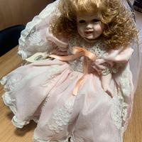 Bambola in porcellana da collezione