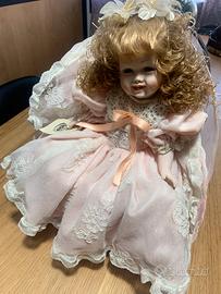 Bambola in porcellana da collezione