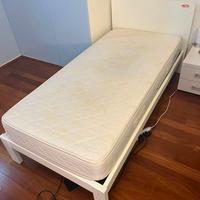 due letti singoli in legno con materasso