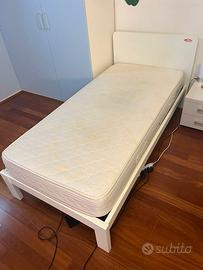 due letti singoli in legno con materasso