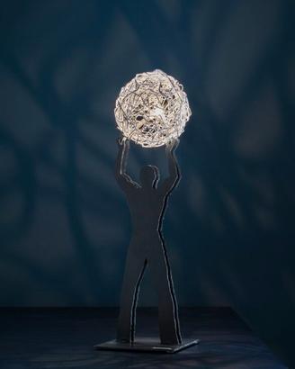 Lampada cattelani Smith. Uomo della luce s