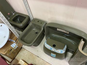un set di sanitari in ceramica anni '70/'80,