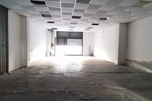 Stabile su due livelli con giardino