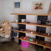 libreria nera e marrone