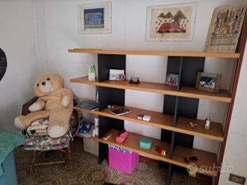 libreria nera e marrone