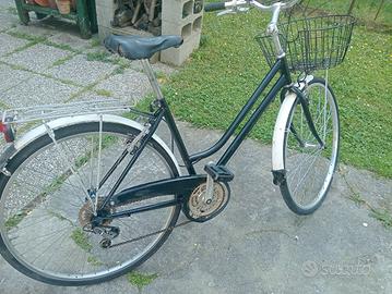 Bicicletta 28 con cambio e cestino ricondizionata 