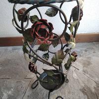 Porta vaso in ferro battuto  con rose e foglie