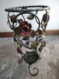 Porta vaso in ferro battuto  con rose e foglie