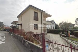 Villa bifamiliare con giardino