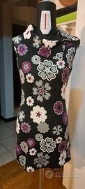 Abito scamiciato nero e fiori e acrilico. Taglia X