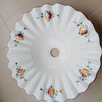 Lampadario a sospensione in ceramica bianca.