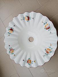 Lampadario a sospensione in ceramica bianca.