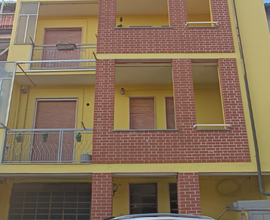 Casa da cielo a terra con cortile privato