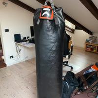 Sacco da boxe e due paia di guanti