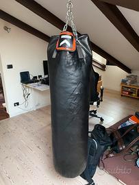 Sacco da boxe e due paia di guanti