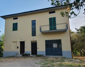 Villa libera su 4 lati con 2 appartamenti e manuf