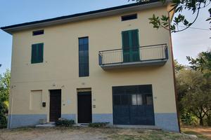 Villa libera su 4 lati con 2 appartamenti e manuf