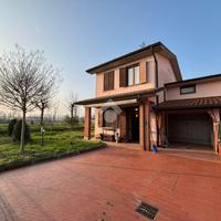 VILLA A SCHIERA D'ANGOLO A AGNADELLO