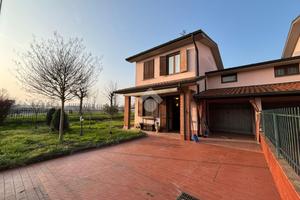 VILLA A SCHIERA D'ANGOLO A AGNADELLO