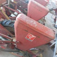 Seminatrice con microgranulatori