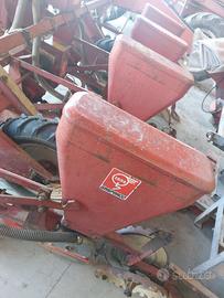 Seminatrice con microgranulatori