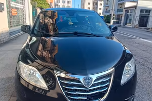 Auto Lancia Y