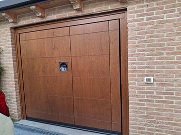 Porta basculante coibentata e motorizzata