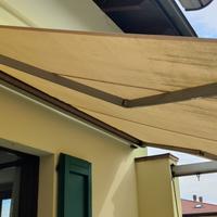 Tenda a bracci estendibili cassonata e motorizzata