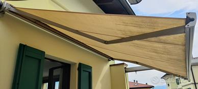 Tenda a bracci estendibili cassonata e motorizzata