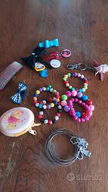 scatola con oggetti bambina