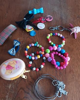 scatola con oggetti bambina