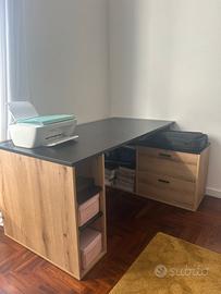 Scrivania angolare con libreria