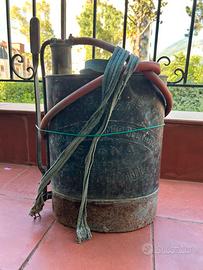 Pompa irroratrice antica in rame vintage a spalla
