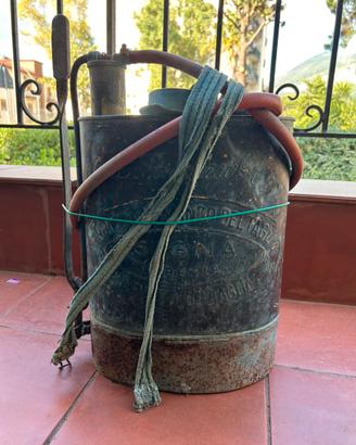Pompa irroratrice antica in rame vintage a spalla