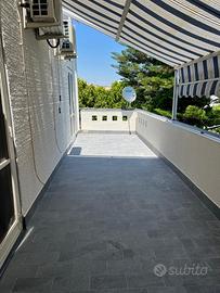 Appartamento con ampio terrazzo vicino mare