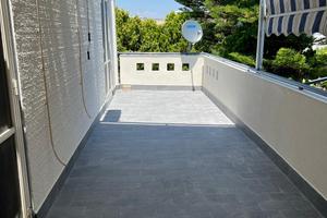 Appartamento con ampio terrazzo vicino mare