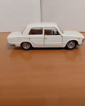 Politoys Fiat 125 no Mebetoys Dinky Corgi 