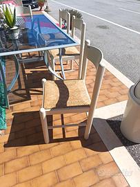 sedie bianche sedute in paglia