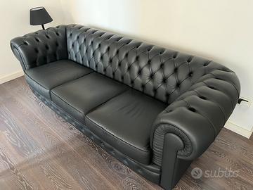 Divano nero in pelle modello Chesterfiel