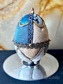 Uovo in tessuto boudoir vintage con steli di perle