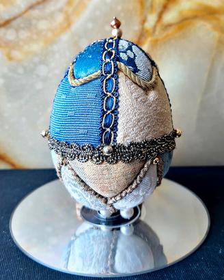 Uovo in tessuto boudoir vintage con steli di perle