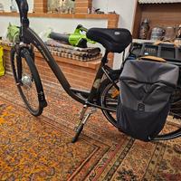 bicicletta elettrica pari a nuovo, completa di acc