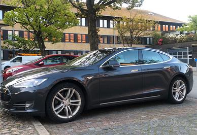 Tesla S85D
