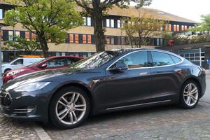 Tesla S85D