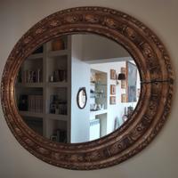 Specchio con cornice dorata antichizzata