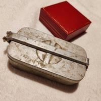 Siringa d'epoca in vetro e scatola sterilizzatric