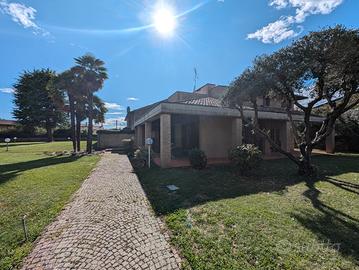 Villa con giardino