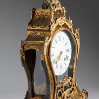 Grande orologio da parete stile Boulle con mensola