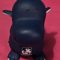 Salvadanaio a forma di drago di colore blu.