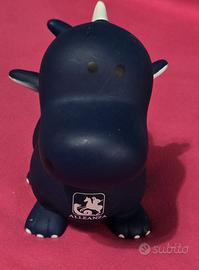 Salvadanaio a forma di drago di colore blu.